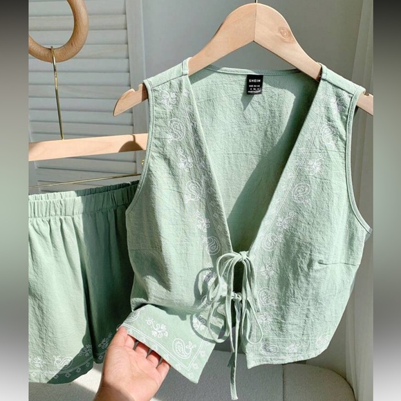 Green Embroidered Sleeveless Top and Shorts Set - Picture 5 of 7
